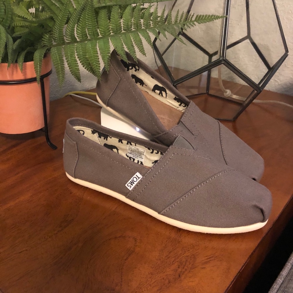 NWOT Toms classic canvas Slip on size 6.5